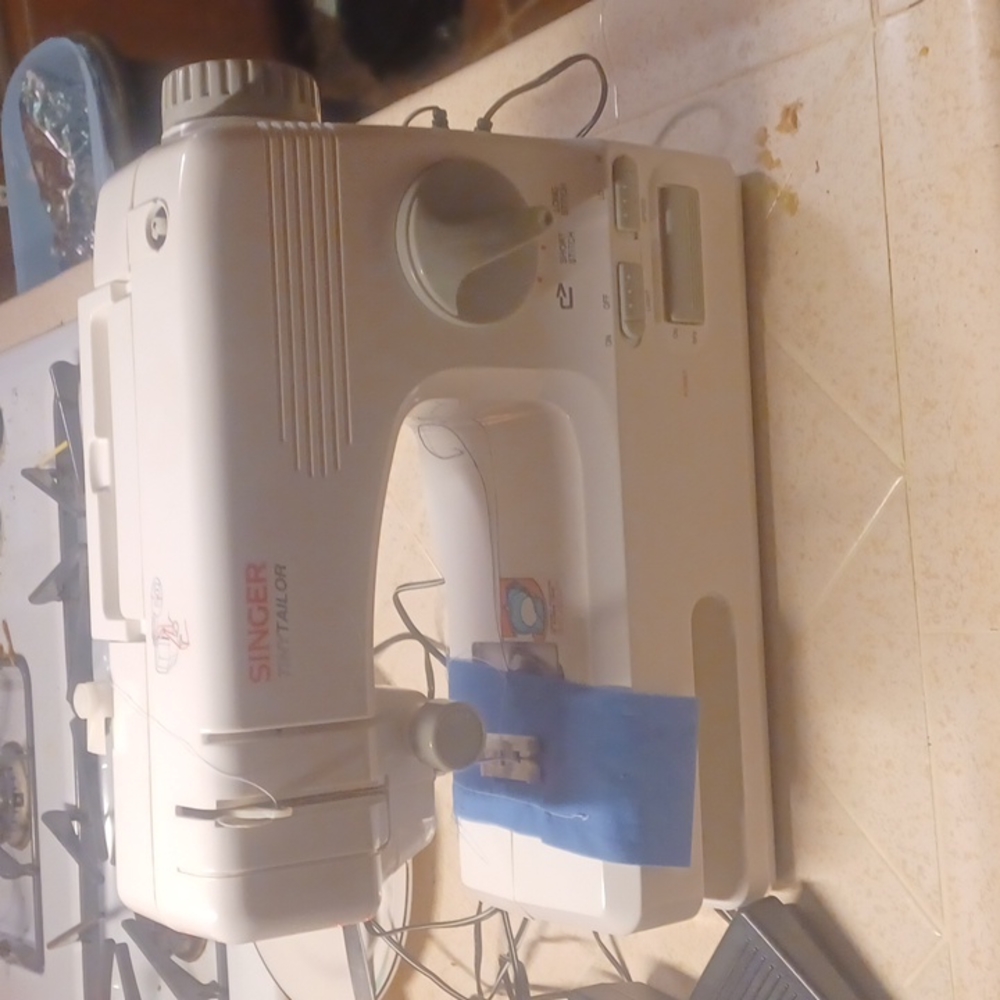 Singer tiny tailor sewing machine - Picture 2 of 3